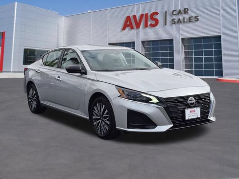 Used 2025 Nissan Altima 2.5 SV AWD/4WD image 3