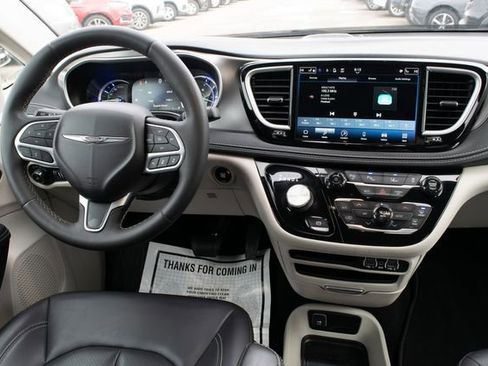 Used 2023 Chrysler Pacifica Touring-L image 26
