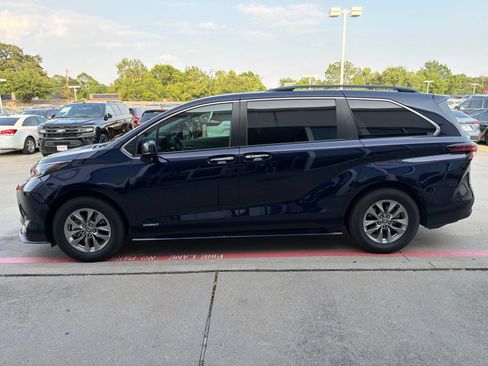 Used 2021 Toyota Sienna XLE FWD image 4