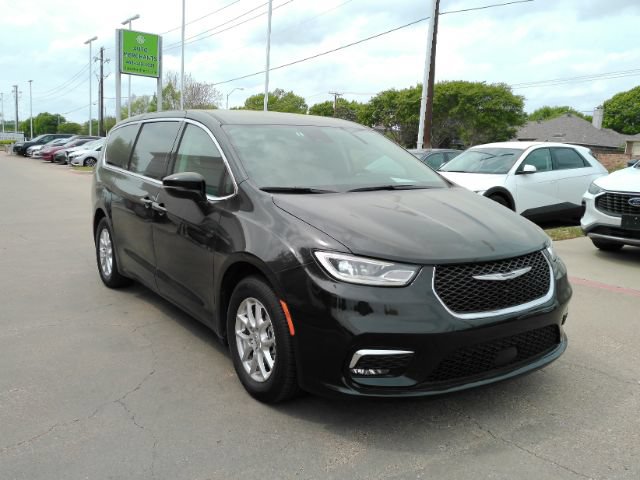 Used 2024 Chrysler Pacifica Touring-L FWD image 4