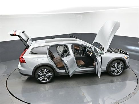 New 2026 Volvo V60 B5 Cross Country Plus w/ Protection Package Premier image 49