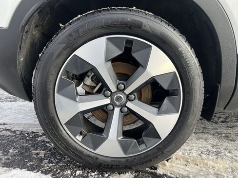 Used 2025 Volvo XC40 B5 Plus image 11