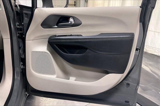 Used 2022 Chrysler Pacifica Touring-L FWD image 24