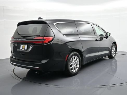 Used 2023 Chrysler Pacifica Touring-L FWD image 6