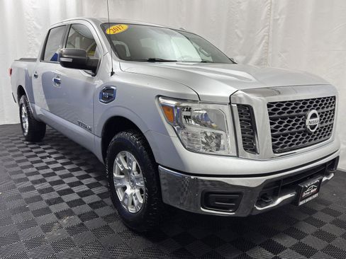 Used 2017 Nissan Titan SV image 11