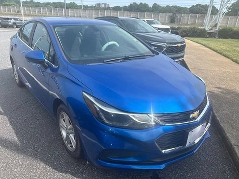 Used 2017 Chevrolet Cruze LT w/ Convenience Package FWD image 3