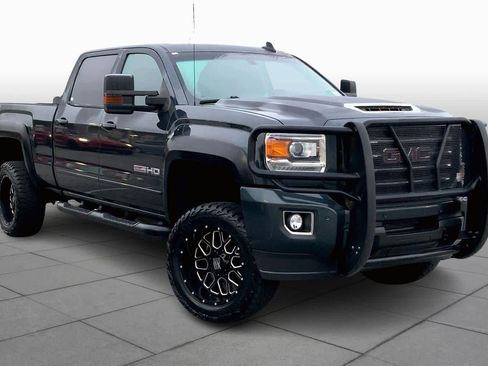 Used 2018 GMC Sierra 2500 SLT w/ Duramax Plus Package image 3