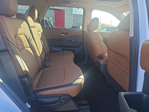 New 2025 Nissan Pathfinder Platinum image 33