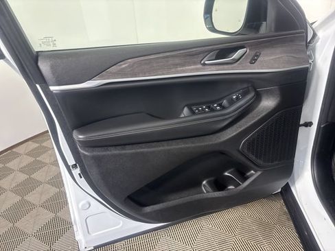 Used 2023 Jeep Grand Cherokee Limited AWD/4WD image 13