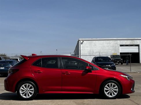 Used 2023 Toyota Corolla SE image 3