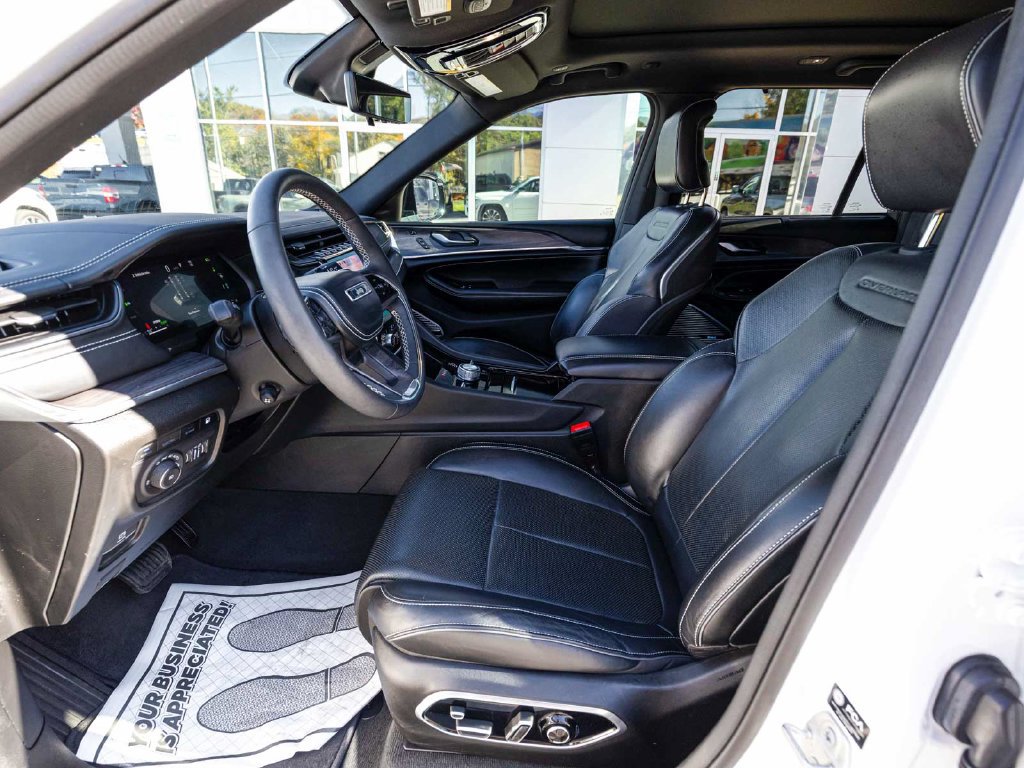 Used 2023 Jeep Grand Cherokee Overland w/ Luxury Tech Group IV AWD/4WD image 26