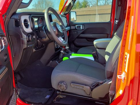 Used 2025 Jeep Wrangler Unlimited Sahara image 7