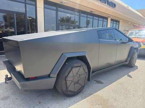 Used 2024 Tesla Cybertruck AWD Crew Cab image 6