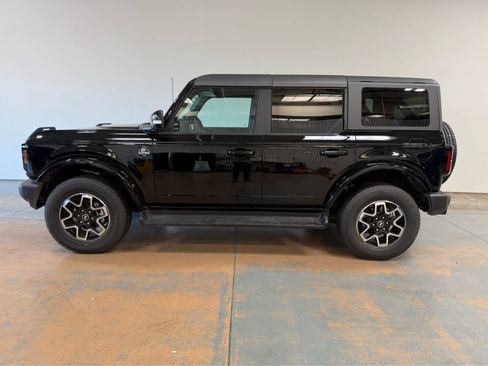Used 2025 Ford Bronco Outer Banks AWD/4WD image 2