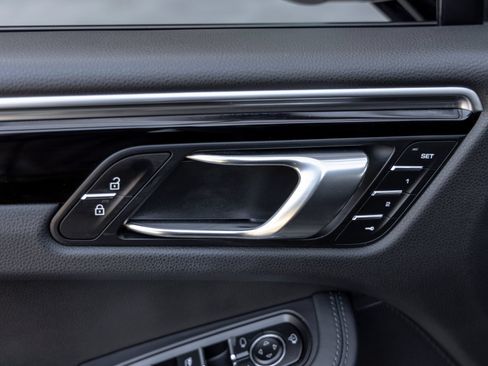 Certified 2023 Porsche Macan AWD/4WD image 22
