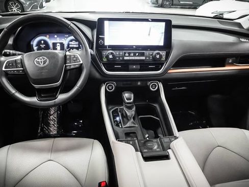 Used 2024 Toyota Grand Highlander AWD image 18