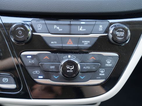 Used 2024 Chrysler Pacifica Touring-L FWD image 28