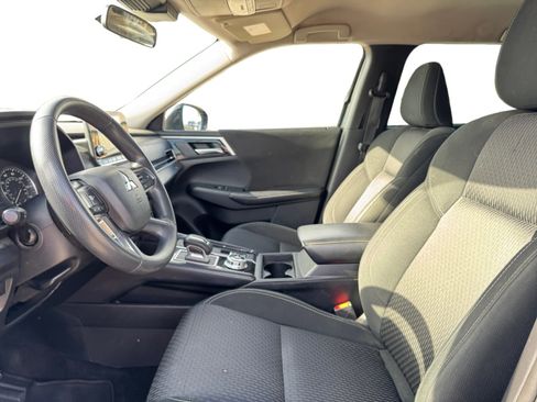 Used 2023 Mitsubishi Outlander ES image 10