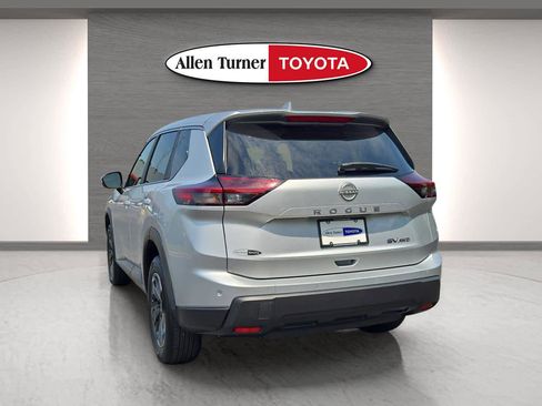Used 2024 Nissan Rogue SV AWD/4WD image 9