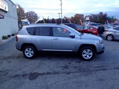 Used 2017 Jeep Compass Latitude image 4