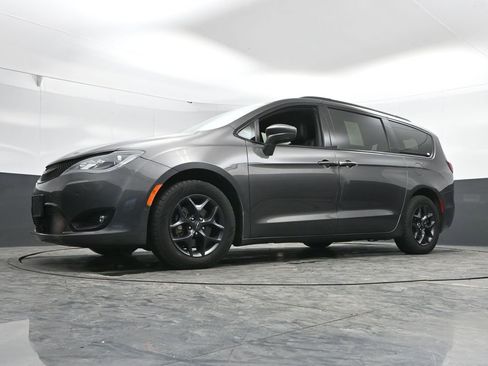 Used 2020 Chrysler Pacifica Touring-L Plus image 38