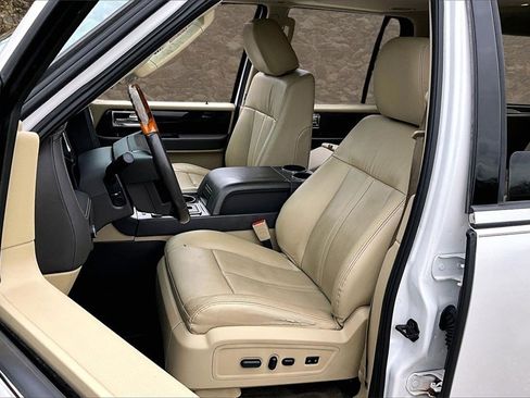 Used 2017 Lincoln Navigator Reserve image 21