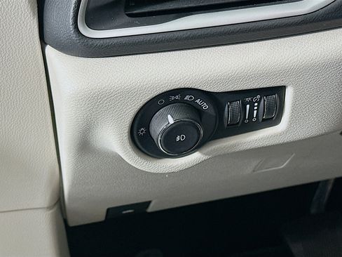 Used 2022 Chrysler Pacifica Touring-L FWD image 17