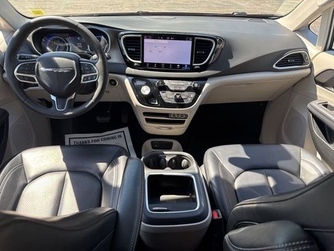 Used 2023 Chrysler Pacifica Touring-L FWD image 20