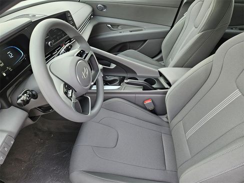 New 2025 Hyundai Elantra SE image 13