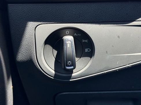 Used 2018 Volkswagen Tiguan SE image 25