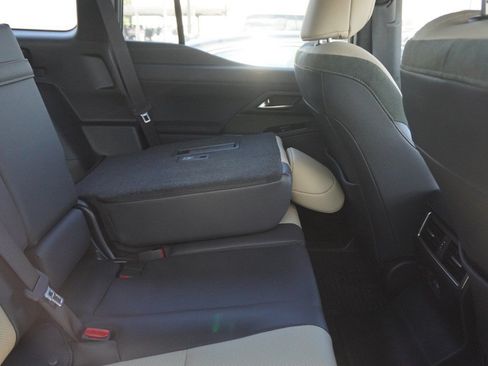 Certified 2025 Lexus GX 550 AWD/4WD image 12