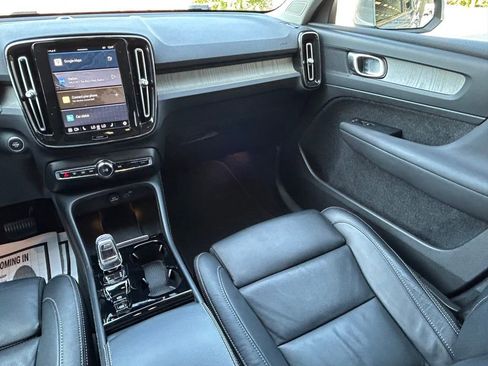 Used 2023 Volvo XC40 B5 Plus image 11