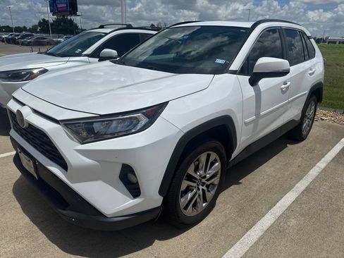 Used 2020 Toyota RAV4 XLE Premium FWD image 9