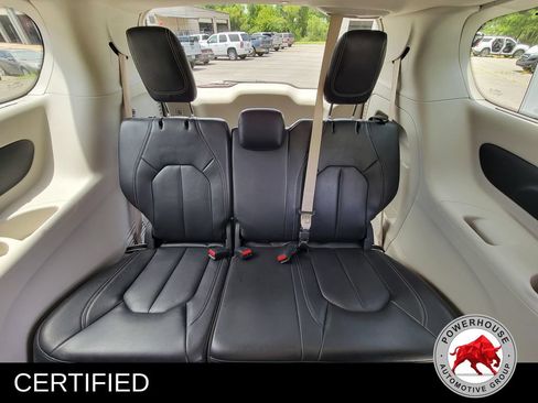 Used 2022 Chrysler Pacifica Touring-L FWD image 17