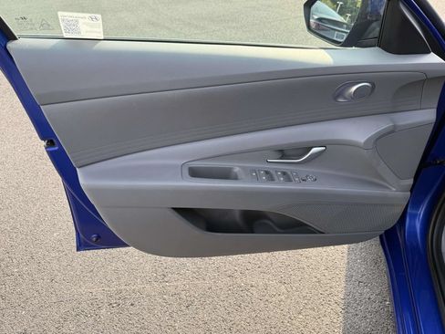 Used 2025 Hyundai Elantra Hybrid FWD image 12
