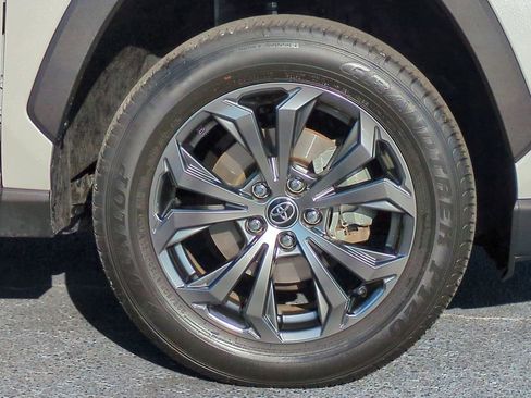 Used 2022 Toyota RAV4 XLE Premium image 11