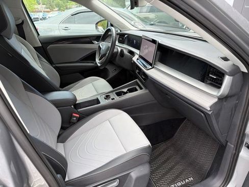 Certified 2025 Volkswagen Tiguan SE AWD/4WD image 12