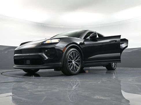 Certified 2025 Porsche Macan 4 Electric AWD/4WD image 39