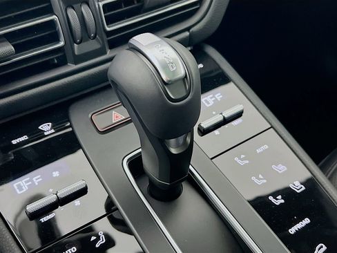 New 2026 Porsche Macan Base image 19