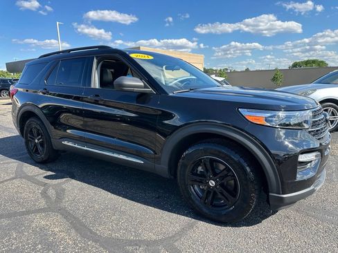 Used 2021 Ford Explorer XLT w/ Equipment Group 202A AWD/4WD image 17