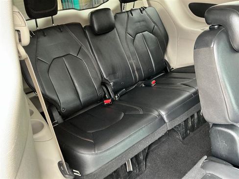 Used 2017 Chrysler Pacifica Touring-L w/ Tire & Wheel Group image 34