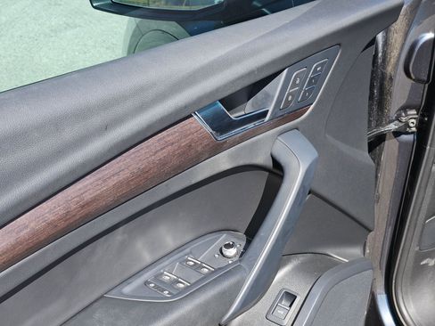 Used 2023 Audi Q5 Premium w/ Convenience Package image 12