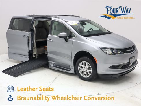 Used 2021 Chrysler Voyager Lxi FWD image 1