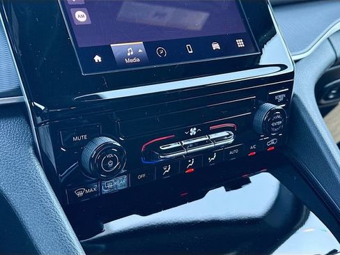 New 2025 Jeep Grand Cherokee L Laredo image 10