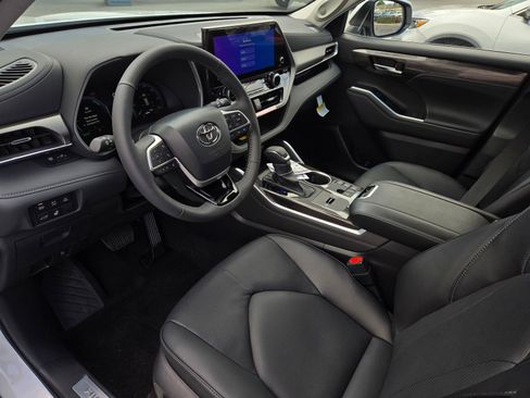 Certified 2026 Toyota Highlander Limited AWD/4WD image 8