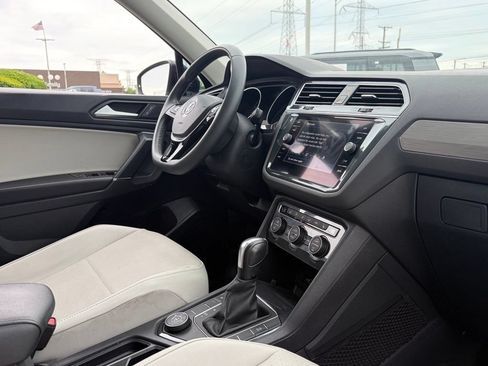 Used 2020 Volkswagen Tiguan SE w/ Panoramic Sunroof Package AWD/4WD image 13