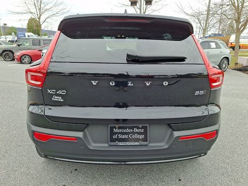 Used 2024 Volvo XC40 B5 Core image 9