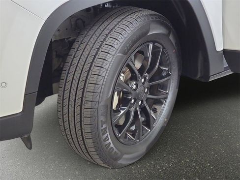 Used 2023 Jeep Cherokee Altitude Lux image 34