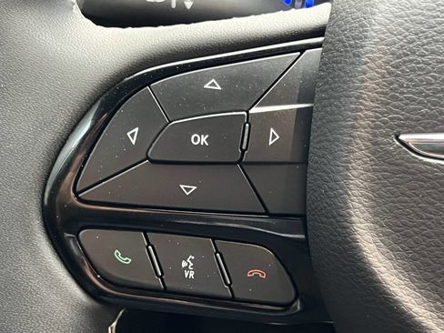 Used 2023 Chrysler Pacifica Touring-L w/ Uconnect Theater Family Group image 31