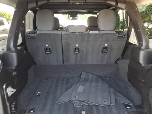Used 2025 Jeep Wrangler Unlimited Sahara AWD/4WD image 16